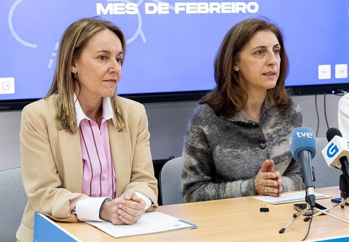 La directora de Enerxías Renovables e Medio Ambiente, Paula Uría (i), y la conselleira de Medio Ambiente, Ángeles Vázquez (d).