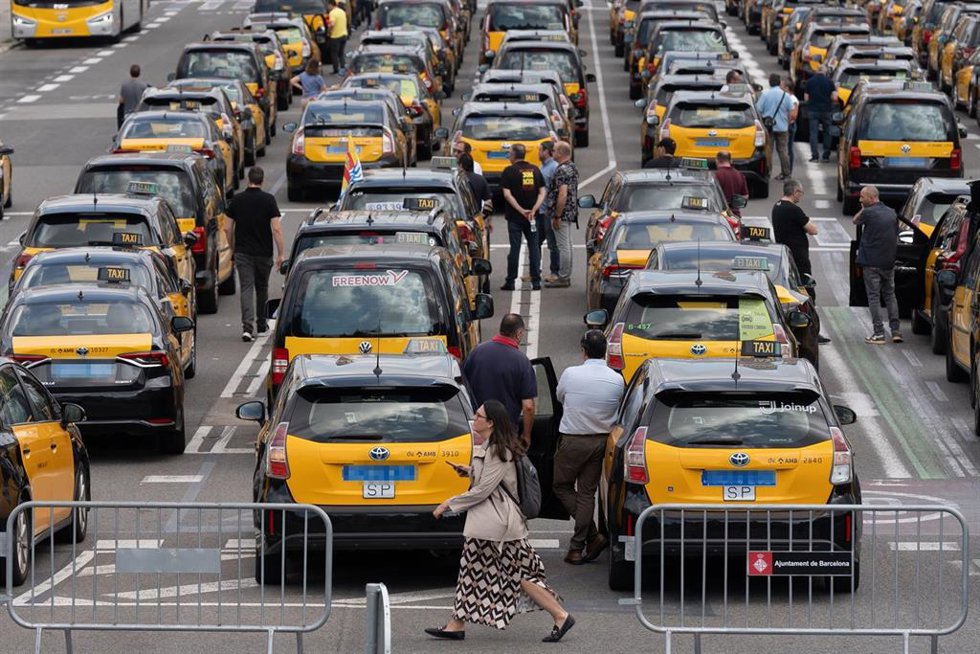 Archivo - Marcha lenta de taxis en Barcelona.