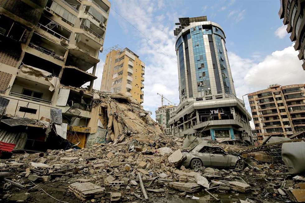 U vehículo quedó sepultado bajo los escombros de un edificio destruido por ataques de Israel contra un suburbio de la capital libanesa, Beirut