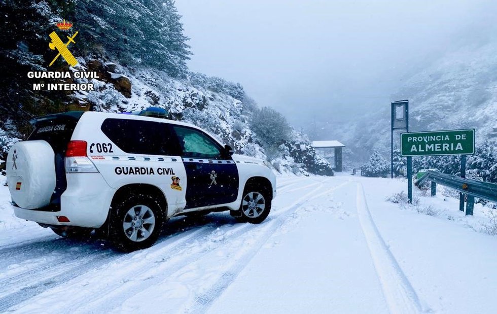 Un vehículo de la Guardia Civil en una zona nevada de Almería.