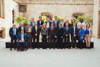 Archivo - El presidente de la Generalitat, Salvador Illa, junto a los representantes de ASETT
