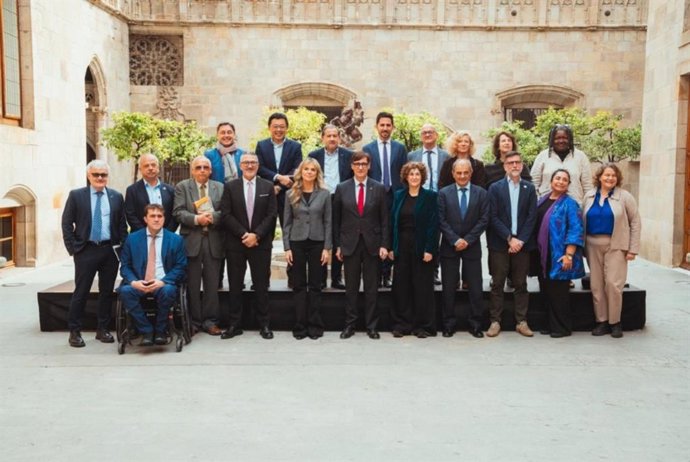 Archivo - El presidente de la Generalitat, Salvador Illa, junto a los representantes de ASETT