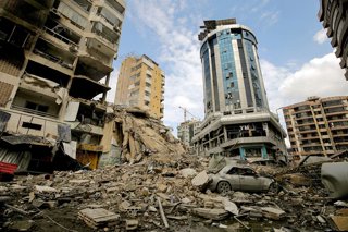 Vehicle va quedar sepultat sota els enderrocs d'un edifici destruït per atacs d'Israel contra un suburbi de la capital libanesa, Beirut