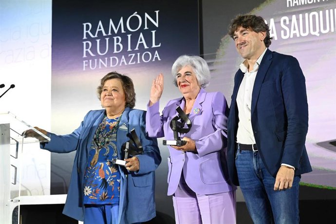 Archivo - Las abogadas Cristina Almeida (i) y Paca Sauquillo (d), reciben uno de los premios por parte del secretario general del PSE-EE, Eneko Andueza, interviene durante la entrega de los Premios Ramón Rubial