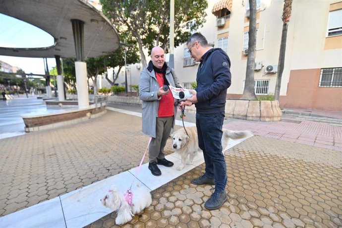El concejal de Sostenibilidad Ambiental del Ayuntamiento de Almería, Antonio Urdiales, conversa con un vecino durante la presentación de la campaña.