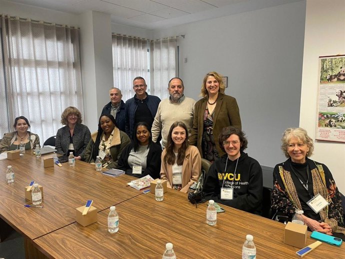 Universitarios estadounidenses, junto a responsables de la Delegación de Mayores, durante su visita a Córdoba para conocer su modelo de atención a personas mayores.