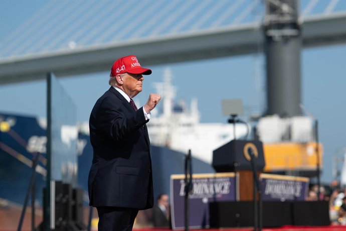 05 de março de 2026, EUA, Corpus Christi: O presidente dos EUA, Donald Trump, levanta o punho ao chegar para fazer um discurso sobre energia durante uma visita ao Porto de Corpus Christi. Foto: Molly Riley/Casa Branca/Planet Pix via ZUMA Press Wire/dpa