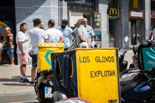 Archivo - Una mochila de un repartidor de la empresa Glovo