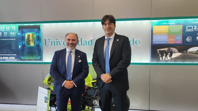 Archivo - El consejero de Ciencia, Empresas, Formación y Empleo del Principado de Asturias, Borja Sánchez, y el rector de la Universidad de Oviedo, Ignacio Villaverde, en la Feria Internacional de Muestras de Asturias.