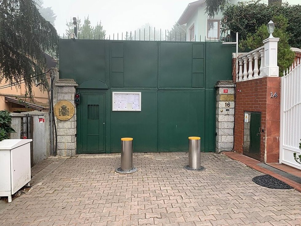 Puerta del Consulado de España en Estambul.