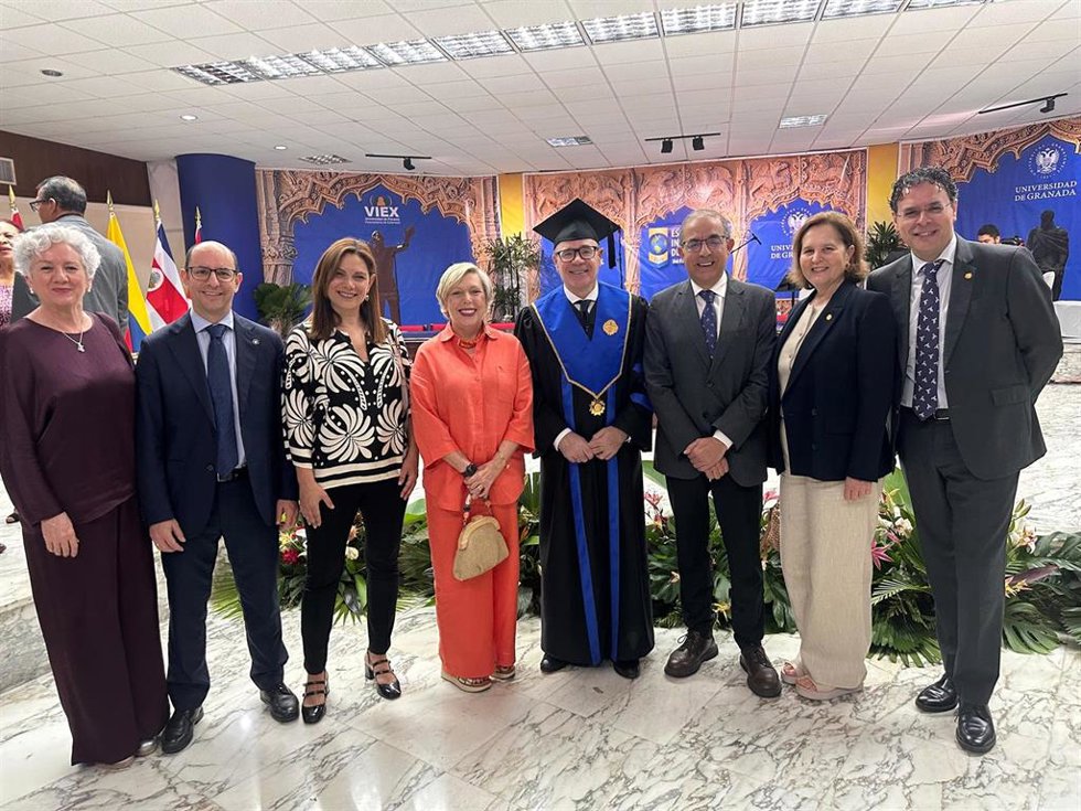 El rector de la UGR, Pedro Mercado, junto a, entre otros, la rectora de la Universidad de Sevilla, Carmen Vargas