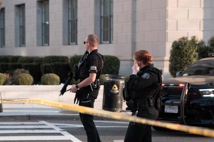 11 de março de 2026, Washington, D.C., Estados Unidos: Um veículo colidiu com uma barricada que faz parte do terreno da Casa Branca na manhã de 11 de março de 2026. A polícia deteve o motorista e, por fim, reabriu a área ao público, que é usada por