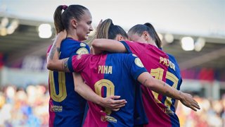 Archivo - Las jugadoras del Barça Femení celebran un gol de Claudia Pina en la final de la Copa de la Reina contra el Atlético de Madrid, en El Alcoraz de Huesca