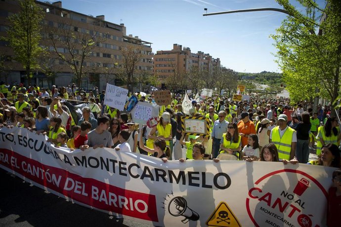 Archivo - Manifestantes con pancartas durante la protesta para exigir al Ayuntamiento que construya su cantón lejos de colegios y viviendas, a 14 de abril de 2024, en Madrid (España). Organizado por la Asociación Vecinal de Montecarmelo y Plataforma No al