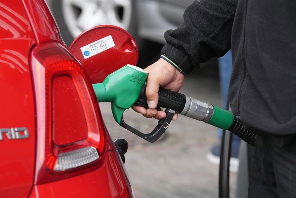 Una persona echa combustible, a 4 de marzo de 2026, en Barcelona, Catalunya (España).