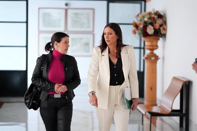 La consejera de Inclusión Social, Juventud, Familias e Igualdad, Loles López (d), llega a la comisión parlamentaria del 5 de marzo de 2026. (Foto de archivo).