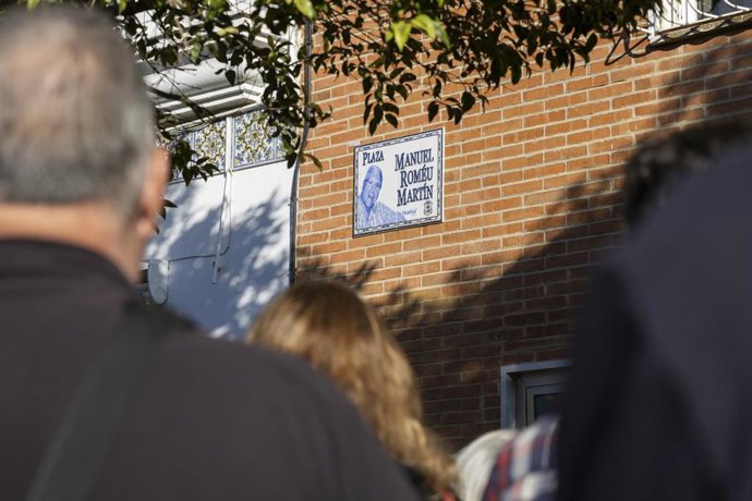 Acto de rotulación de la calle dedicada a Manuel Roméu.