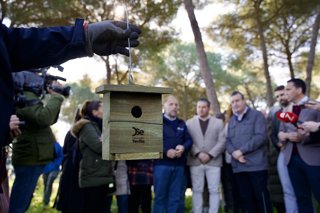El presidente de la Diputación de Sevilla, Javier Fernández (2d), presencia una demostración dentro del Plan de Control y Seguimiento de Mosquitos Transmisores del Virus del Nilo. 