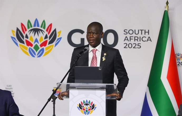 Archivo - JOHANNESBURG, Nov. 23, 2025  -- South African International Relations and Cooperation Minister Ronald Lamola speaks during a press conference in Johannesburg, South Africa, Nov. 22, 2025.   World leaders at the 20th Group of 20 (G20) Summit adop