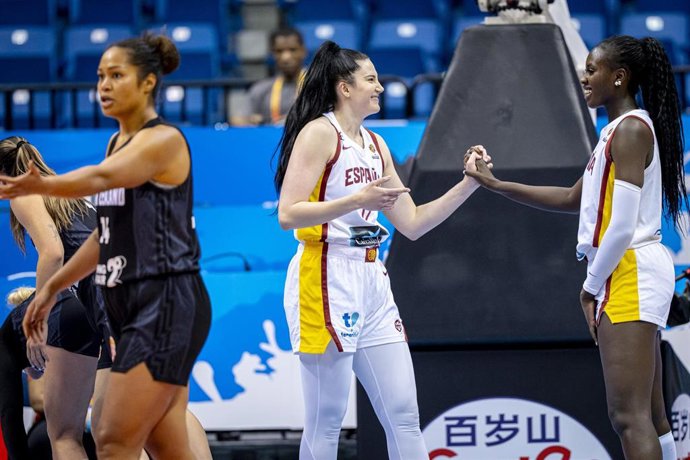 Megan Gustafson y Awa Fam celebran una canasta de la selección española de baloncesto.