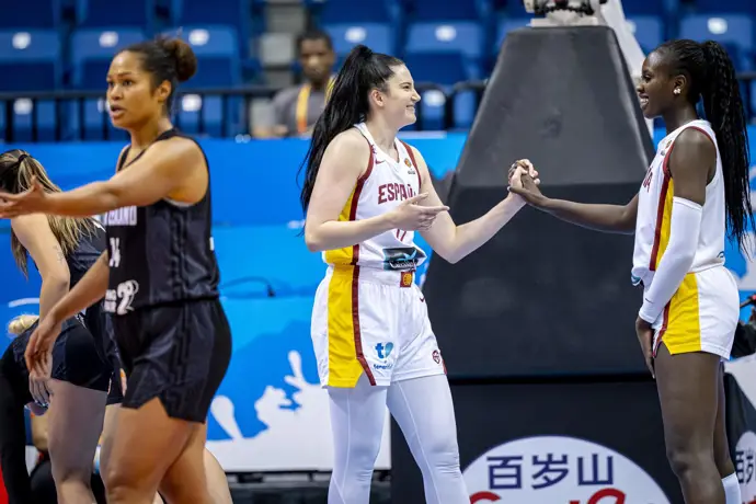 Megan Gustafson y Awa Fam celebran una canasta de la selección española de baloncesto. - FEB / ALBERTO NEVADO
