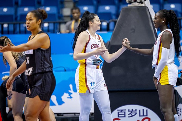 Megan Gustafson y Awa Fam celebran una canasta de la selección española de baloncesto.