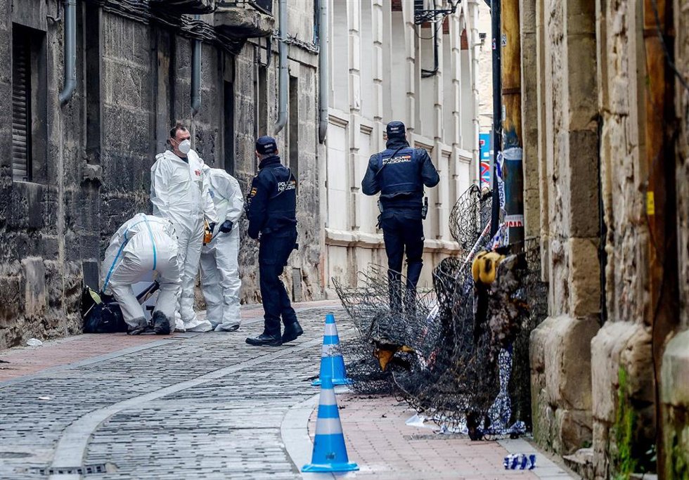 Agentes de la Policía Nacional trabajan en el lugar de los hechos en Miranda de Ebro (Burgos).