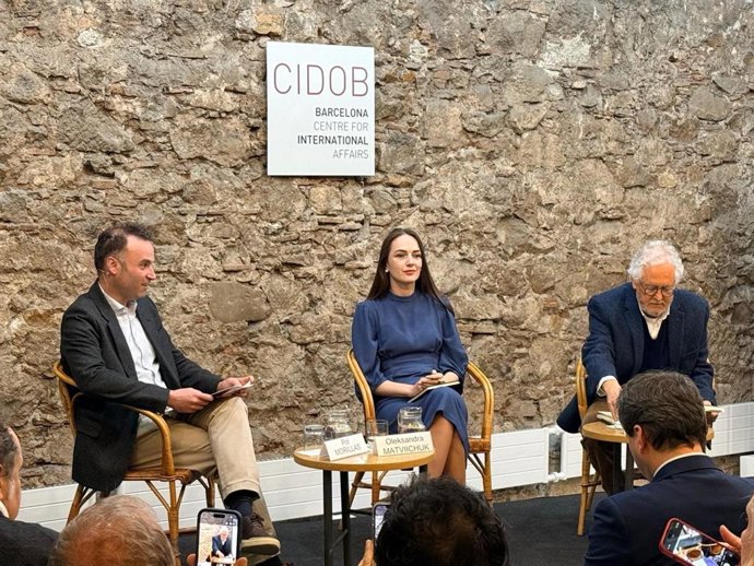 La abogada de Derechos Humanos ucraniana y premio Nobel de la Paz de 2022, Oleksandra Matviichuk, junto con el director del Cidob, Pol Morillas, y el escritor colombiano, Héctor Abad