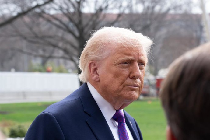 11 de março de 2026, Washington, D.C., Estados Unidos: O presidente DONALD TRUMP responde a perguntas da mídia sobre o Irã, a Europa e a identificação dos eleitores ao embarcar no Marine One para um voo com destino a Kentucky em 11 de março de 2026.