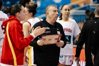 El seleccionador nacional femenino de baloncesto, Miguel Méndez