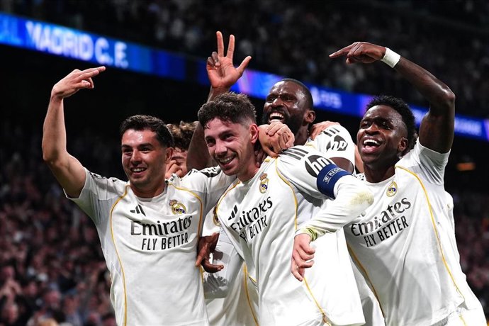 El centrocampista del Real Madrid Fede Valverde (centro) celebra un gol ante el Manchester City en la Champions 2025-26.