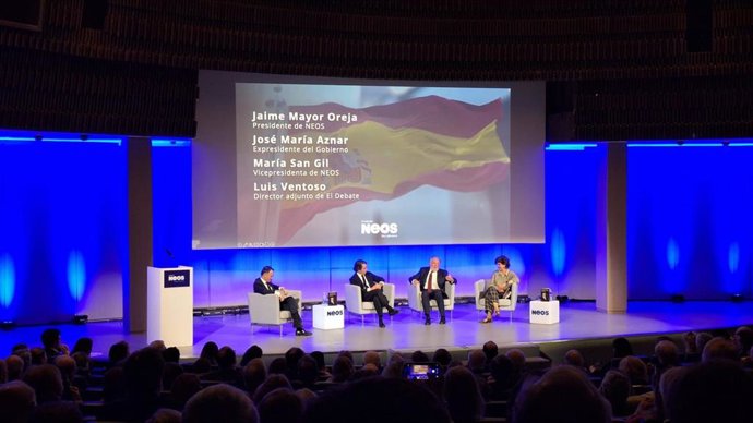 El expresidente del Gobierno, José María Aznar, y el exministro del Interior Jaime Mayor Oreja, durante la presentación del libro 'Una verdad incómoda', en el Auditorio de la Mutua Madrileña, Madrid.