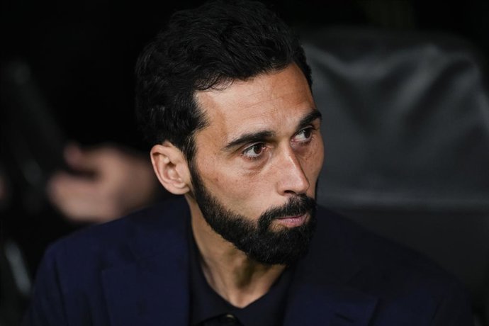 Álvaro Arbeloa, treinador principal do Real Madrid, assiste ao jogo da primeira mão dos oitavos de final da Liga dos Campeões da UEFA 2025/26 entre o Real Madrid C.F. e o Manchester City, no estádio Bernabeu, em 11 de março de 2026, em Madri, Espanha.