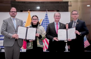 El ministerio de Interior y la vicepresidenta ecuatorianos, John Reimberg y María José Pinto, con el encargado de negocios de la Embajada de EEUU en Ecuador, Lawrence Petroni, y el director regional del FBI, Allen Pack, firman un memorando bilateral