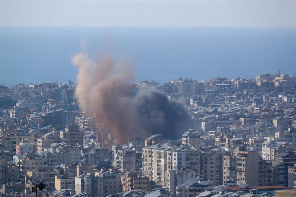 El humo se eleva tras un ataque aéreo israelí en los suburbios del sur de Beirut, Líbano