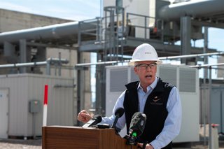 El secretario de Energía de EEUU, Chris Wright, habla con la prensa en una central eléctrica de Colorado