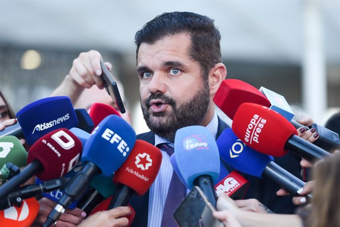 Archivo - El presidente de Iustitia Europea, Luis María Pardo, atiende a los medios a su llegada a los juzgados de Plaza Castilla, a 6 de octubre de 2025, en Madrid (España). El juez Juan Carlos Peinado ha citado este lunes a la esposa del presidente del 