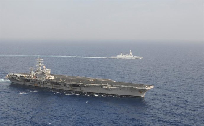 Archivo - Arquivo - 7 de novembro de 2013 - No mar - O contratorpedeiro de defesa aérea da Marinha Real Britânica da classe Daring, HMS Dragon, navega ao lado do superporta-aviões nuclear da Marinha dos Estados Unidos, USS Nimitz, em 7 de novembro de 2013