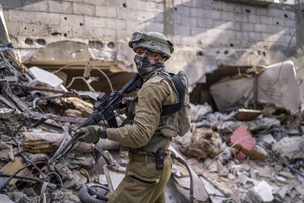 Archivo - Un soldado israelí en Rafá, Gaza