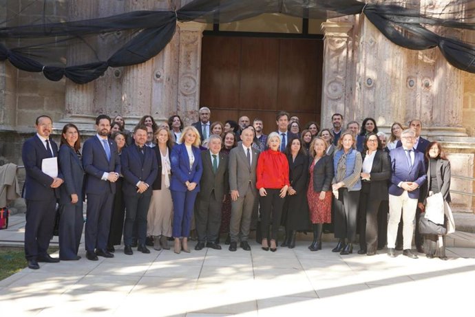 Representantes de la Federación Andaluza de Municipios y Provincias (FAMP) junto a la consejera de Cultura y Deporte, Patricia del Pozo, en el Parlamento Andaluz.