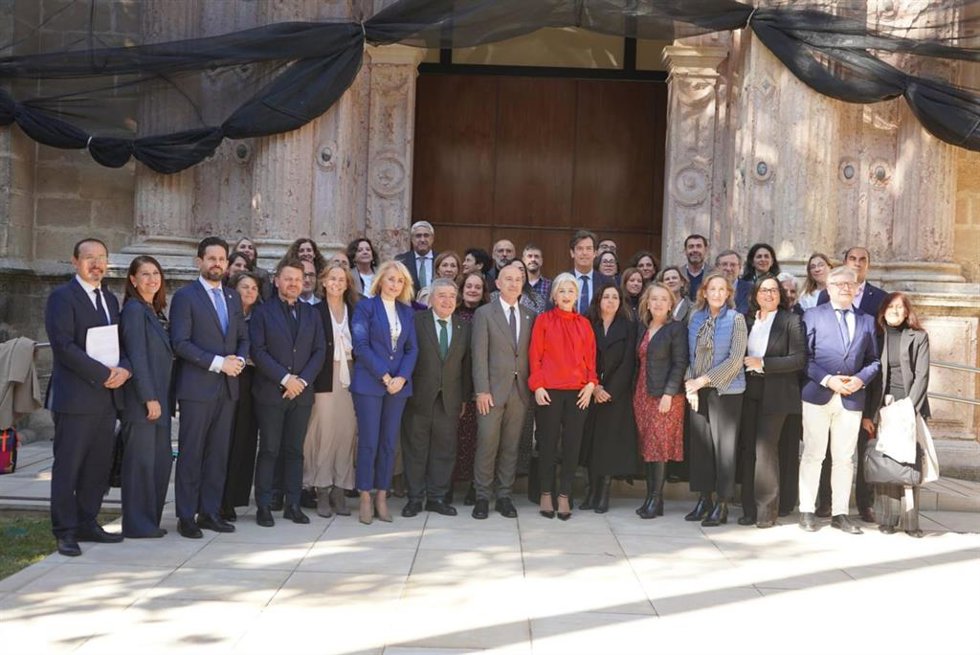 Representantes de la Federación Andaluza de Municipios y Provincias (FAMP) junto a la consejera de Cultura y Deporte, Patricia del Pozo, en el Parlamento Andaluz.