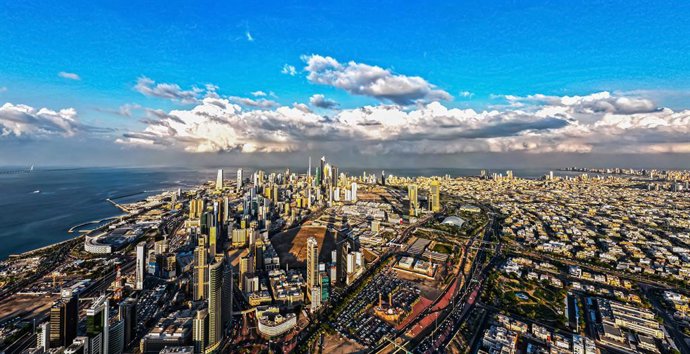 Archivo - KUWAIT CITY, Dec. 18, 2025  -- An aerial drone photo taken on Dec. 17, 2025 shows a city view with clouds rolling over Kuwait City, Kuwait.