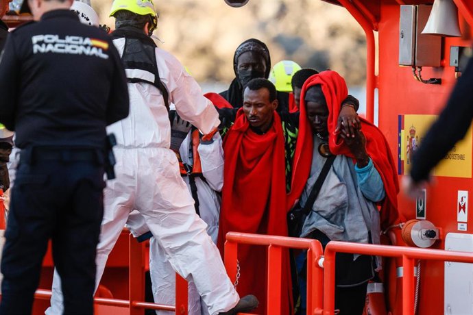 Archivo - Varios migrantes son rescatados y trasladados por Salvamento Marítimo al puerto de Arguineguín, a 15 de enero de 2026, en Gran Canaria, Canarias (España). Dos migrantes, de un total de 108 personas a bordo, han fallecido en el intento de un cayu