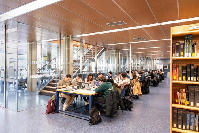 Archivo - Estudiantes en la biblioteca de la UPV.