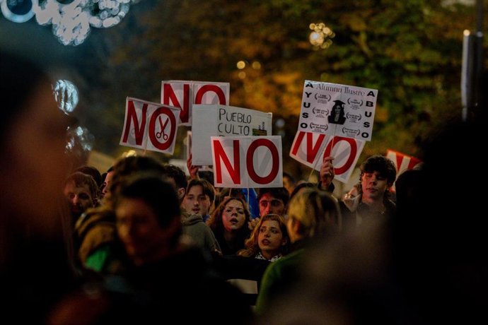 Archivo - Miles de personas durante la manifestación universitaria por la educación pública, a 27 de noviembre de 2025, en Madrid (España).