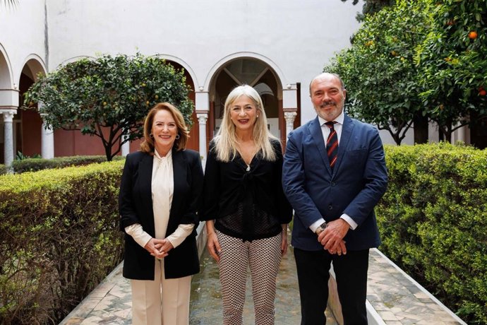 La consejera de Cultura, Patricia del Pozo, con el nuevo director del Museo Arqueológico de Sevilla, Antonio Pérez Paz, y la antigua directora, Marisol Gil de los Reyes
