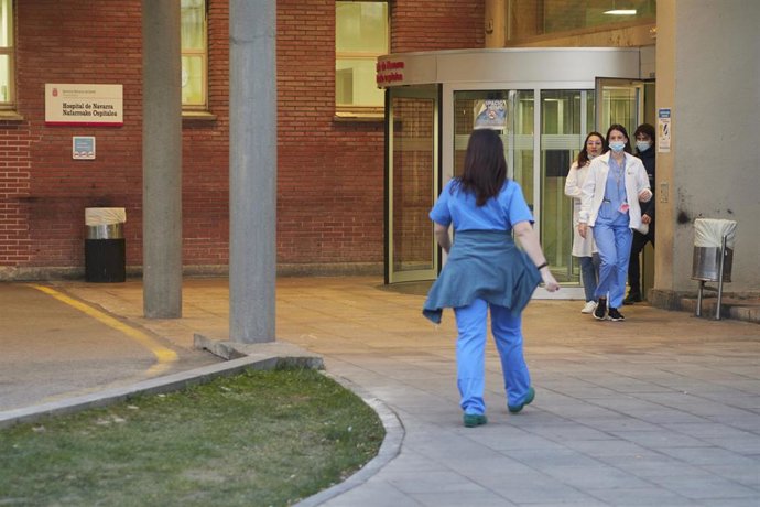 Profesionales sanitarias en la entrada del Hospital Universitario de Navarra.