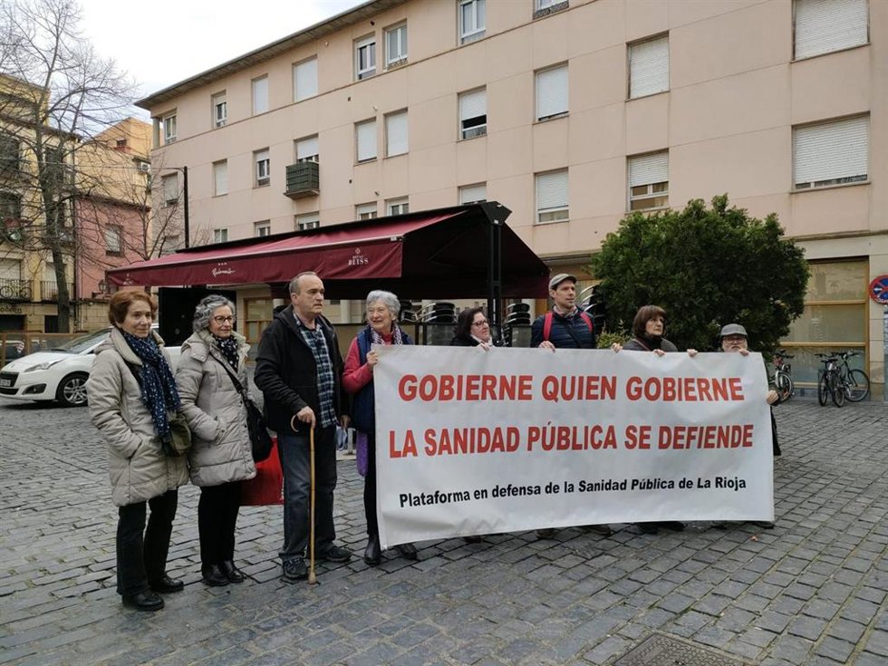 Concentración de la Plataforma de la Sanidad Pública de La Rioja frente al Parlamento riojano