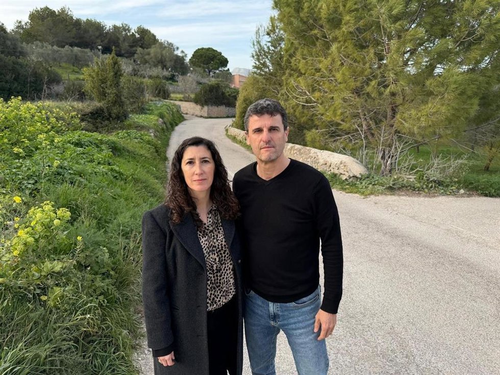 La secretaria general de los Socialistas de Mallorca, Amanda Fernández, junto al alcalde de Art, Manolo Galán