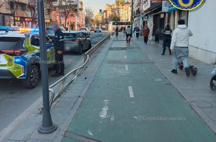Accidente contra el vallado del carril bici en la avenida María Auxiliadora en Sevilla